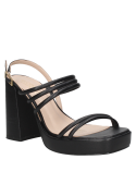 Sandalia negra de cuero con tiras cruzadas y taco estable, ideal para un look versátil y elegante en salidas casuales.