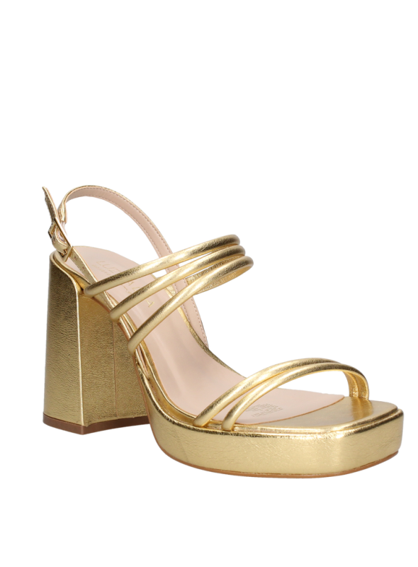 Sandalia negra de cuero con tiras cruzadas y taco estable, ideal para un look versátil y elegante en salidas casuales.