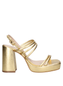 Sandalia de cuero dorado con diseño sofisticado y funcional, ideal para eventos semiformales y moda utilitaria.