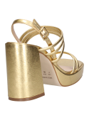 Elegante sandalia de cuero dorado con taco estable, adecuada para combinar con vestidos veraniegos o faldas largas.