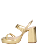 Calzado casual de cuero dorado con cierre de hebilla, estilo minimalista y moderno, perfecto para un look chic.