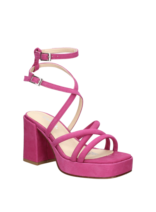 Sandalia fucsia con taco grueso y diseño chic, versátil para caminar por la ciudad o eventos formales.