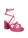 Sandalia fucsia con taco grueso y diseño chic, versátil para caminar por la ciudad o eventos formales.