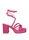 Sandalia femenina fucsia de cuero con estilo delicado, ideal para ocasiones como fiestas o días de oficina relajados.