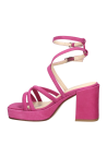 Sandalia fucsia casual con suela gruesa y tiras cruzadas, perfecta para combinar con vestidos o jeans ajustados.