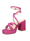 Sandalia fucsia de cuero para mujer, diseño moderno con talón alto y robusto, ideal para un look sofisticado y casual.