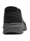 Calzado casual para hombre en cuero negro, con costuras visibles que destacan su acabado detallado y resistente.