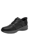 Calzado masculino casual en cuero negro, con suela gruesa para amortiguación y soporte en caminatas largas.