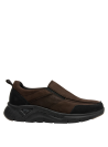 Zapatilla marrón de cuero para hombre con tirador trasero, ideal para situaciones informales o semi-formales.