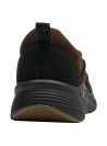 Zapatilla marrón de cuero estilo mocasín para hombre, con lengüeta integrada y diseño limpio.
