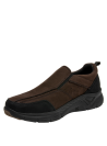 zapatilla marrón de cuero para hombre con perforaciones decorativas en los laterales, ofreciendo ventilación y estilo urbano.
