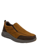 zapatilla tipo mocasín sin cordones en cuero camel para hombre, perfecta para ocasiones informales o semi-formales.