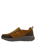zapatilla urbana camel de cuero para hombre, con perforaciones laterales decorativas que favorecen la ventilación.