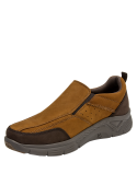 zapatilla de cuero camel para hombre con diseño tipo mocasín sin cordones, ideal para un estilo urbano elegante y casual.