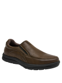 Zapato mocasín café de cuero para hombre, estilo clásico con elástico en los costados, asegurando un calce flexible y cómodo.