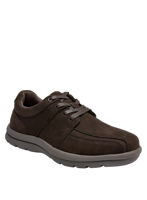 Zapato de cuero marrón para hombre, acabado suave que asegura durabilidad y confort en un estilo relajado y versátil.