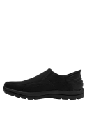 Zapatilla masculina negra casual, cuero y textil, suela gruesa con ranuras para tracción en varias superficies.