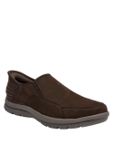 zapatilla marrón casual para hombre, mezcla de cuero y textil, con confort añadido en el talón y detalles estilizados.