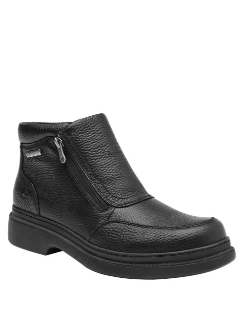 Calzado masculino de cuero negro, resistente y cómodo, con suela adherente ideal para climas húmedos y terrenos irregulares.