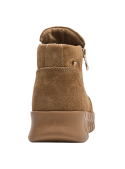 Botín camel de cuero gamuza, corte medio y suela robusta, ideal para mujer que busca estilo casual y confort urbano.