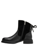 Botín negro de cuero para mujer con cierre trasero y cordón decorativo, ofreciendo ajuste y un toque distintivo.