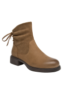 Calzado camel de cuero para mujer, estilo casual, con detalles texturizados y diseño funcional para todo el día.