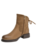 Botín de cuero camel para mujer, estilo casual, con tobillera alta y textura de gamuza, ideal para uso diario y comodidad.