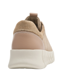 Zapatilla de cuero beige para mujer, cierre de cordones y construcción baja, perfecta para ocasiones casuales.