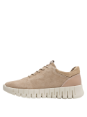 Calzado de cuero beige para mujer, diseño deportivo con suela gruesa dentada, ideal para caminatas prolongadas.