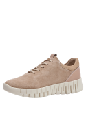 Zapatilla casual beige de cuero para mujer con acabado en gamuza, combina elegancia y comodidad para uso diario.