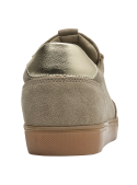Zapatilla de gamuza taupe para mujer, perfil bajo y acolchado en el tobillo, combinando elegancia y comodidad.