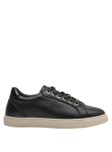 Zapatilla negra casual de cuero para mujer con ojales uniformes y cordones planos para un ajuste seguro.