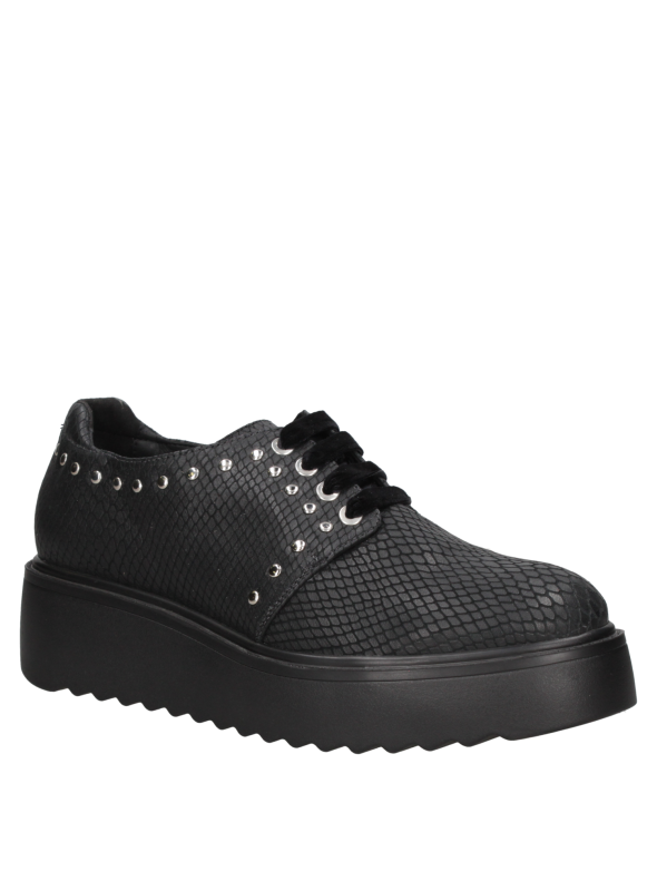 Zapato negro casual de cuero para mujer que combina elegancia y altura con su textura escamada y detalles metálicos.