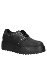 Zapato negro casual de cuero para mujer que combina elegancia y altura con su textura escamada y detalles metálicos.