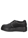 Zapato negro casual de cuero para mujer con diseño vanguardista y suela elevada para mayor confort.