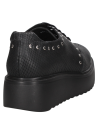 Zapato negro casual de cuero para mujer con patrón escamado y ojales metálicos decorativos en el empeine.