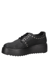 Zapato negro casual de cuero para mujer con suela gruesa tipo plataforma, ideal para un look moderno y cómodo.