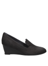Zapato de cuero negro estilo mocasín para mujer, con elevación moderada y ajuste cómodo para uso diario.
