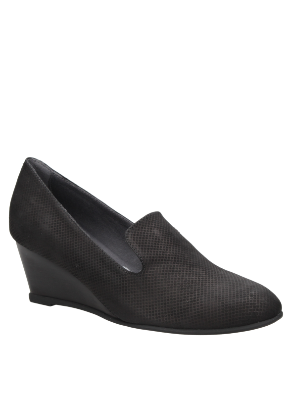 Mocasín negro de cuero para mujer, versátil y duradero, adecuado para ocasiones formales e informales.