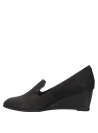 Zapato casual de cuero negro para mujer, con puntera cerrada y sin cordones, diseño texturizado sofisticado.