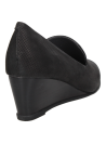 Calzado de cuero negro para mujer, estilo mocasín, con suela de cuña que ofrece comodidad y soporte estable.