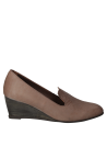 Calzado de cuero café para mujer, estilo mocasín, que destaca por su construcción sólida y versatilidad en el uso diario.