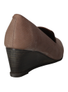 Zapato casual de cuero café para mujer, diseñado para combinar elegancia y practicidad en ocasiones formales e informales.