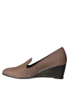 Mocasín de cuero café para mujer, con suela de cuña que ofrece elevación moderada y soporte estable para uso diario.
