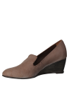 Calzado casual de cuero café para mujer, con acabado texturizado en la parte superior que añade sofisticación al diseño.