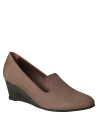 Zapato de cuero café para mujer, estilo mocasín, con puntera cerrada y sin cordones, ideal para un calce cómodo y rápido.