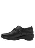Calzado casual negro de cuero para mujer, sin cordones, con taco moderado para estabilidad y comodidad prolongada.