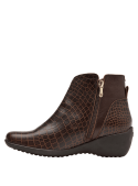 Botín de cuero café estilizado para mujer, ideal para uso diario, con suela de goma para buena tracción.