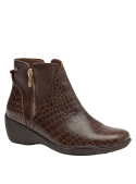 Botín de cuero café para mujer, diseño elegante y moderno con textura de piel de reptil y tacón cuña bajo.