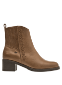 Botín de cuero camel con suela gruesa y resistente, combina elegancia y estabilidad para el día a día.